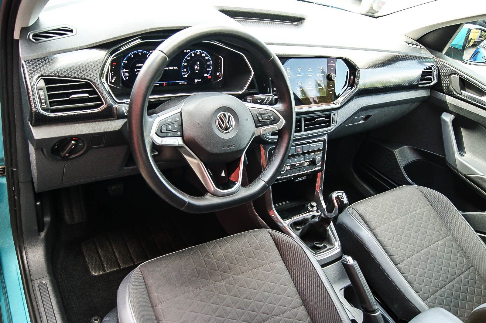 Fahrzeugabbildung Volkswagen T-Cross HIGHLINE 1.0 TSI NAVI LED VIRTUAL 1.HAND