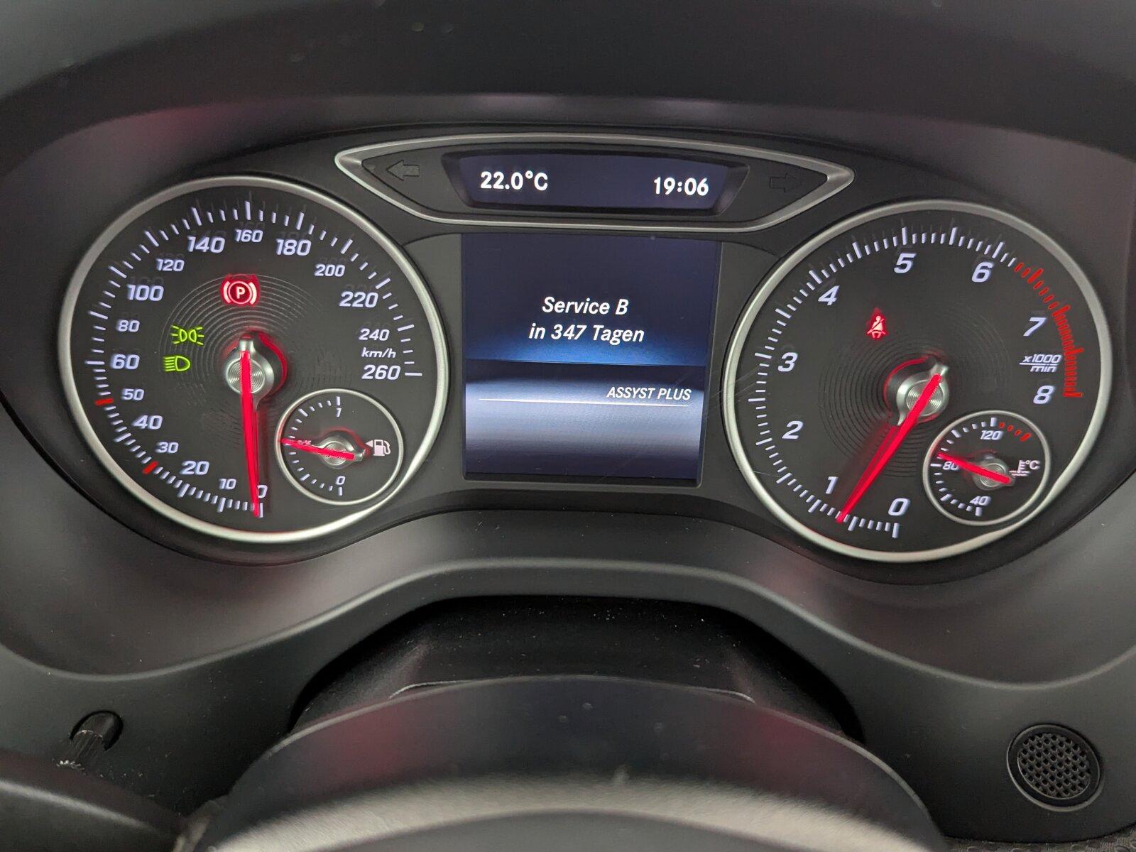 Mercedes-Benz A 180 NAVI+PDC+SHZ+TEMP+Navi/Pano.-Dach/Klima/BC