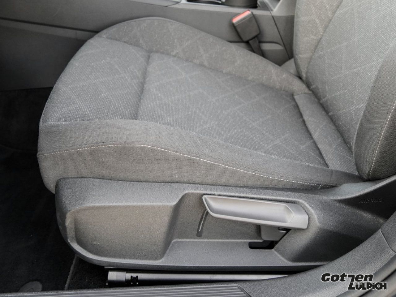 Fahrzeugabbildung Volkswagen Golf VIII Life 1.5 TSI Navi Travel Assist PDC