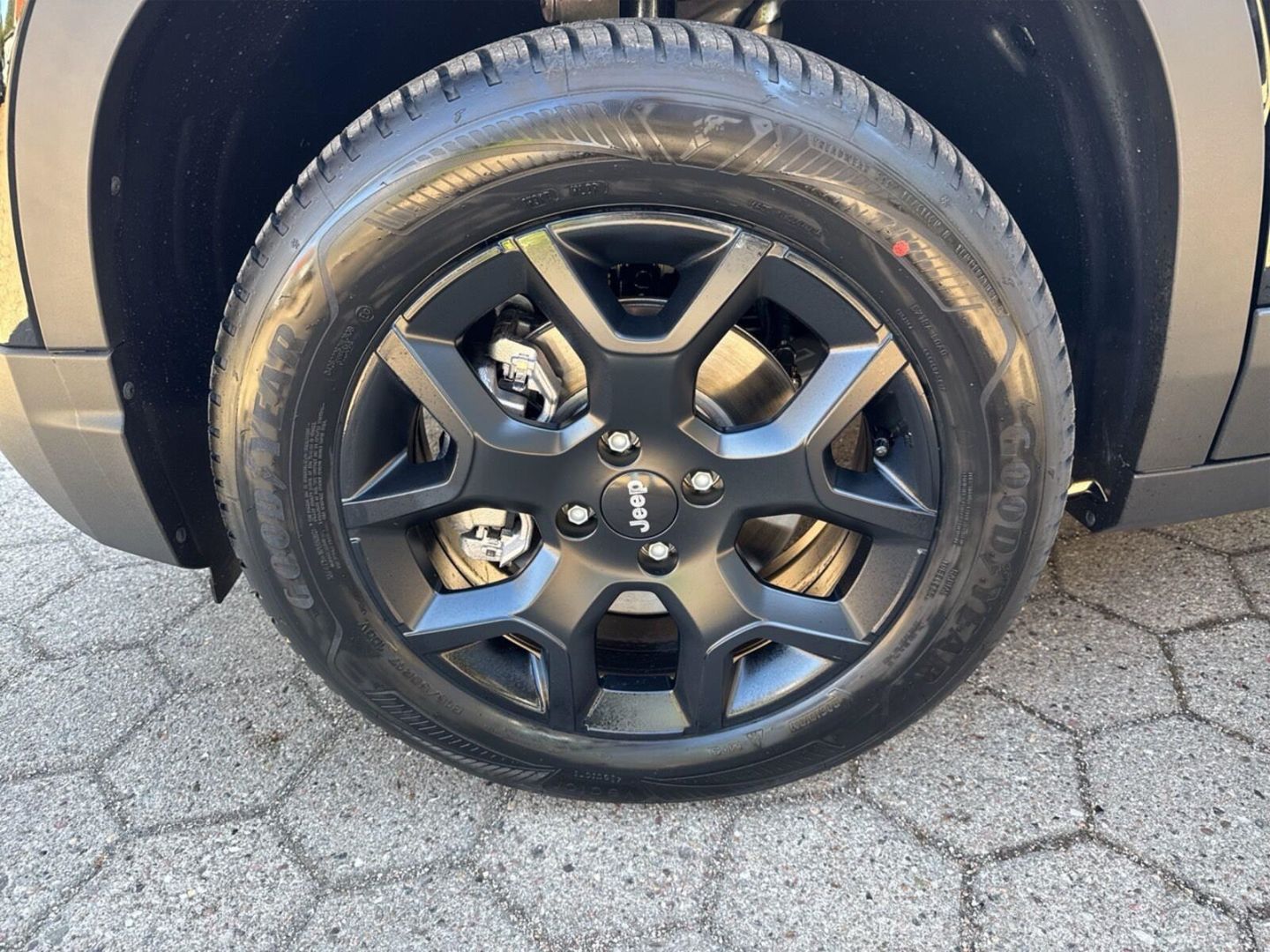 Fahrzeugabbildung Jeep Avenger BLACK EDITION-Winterpaket-Ganzjahresreif