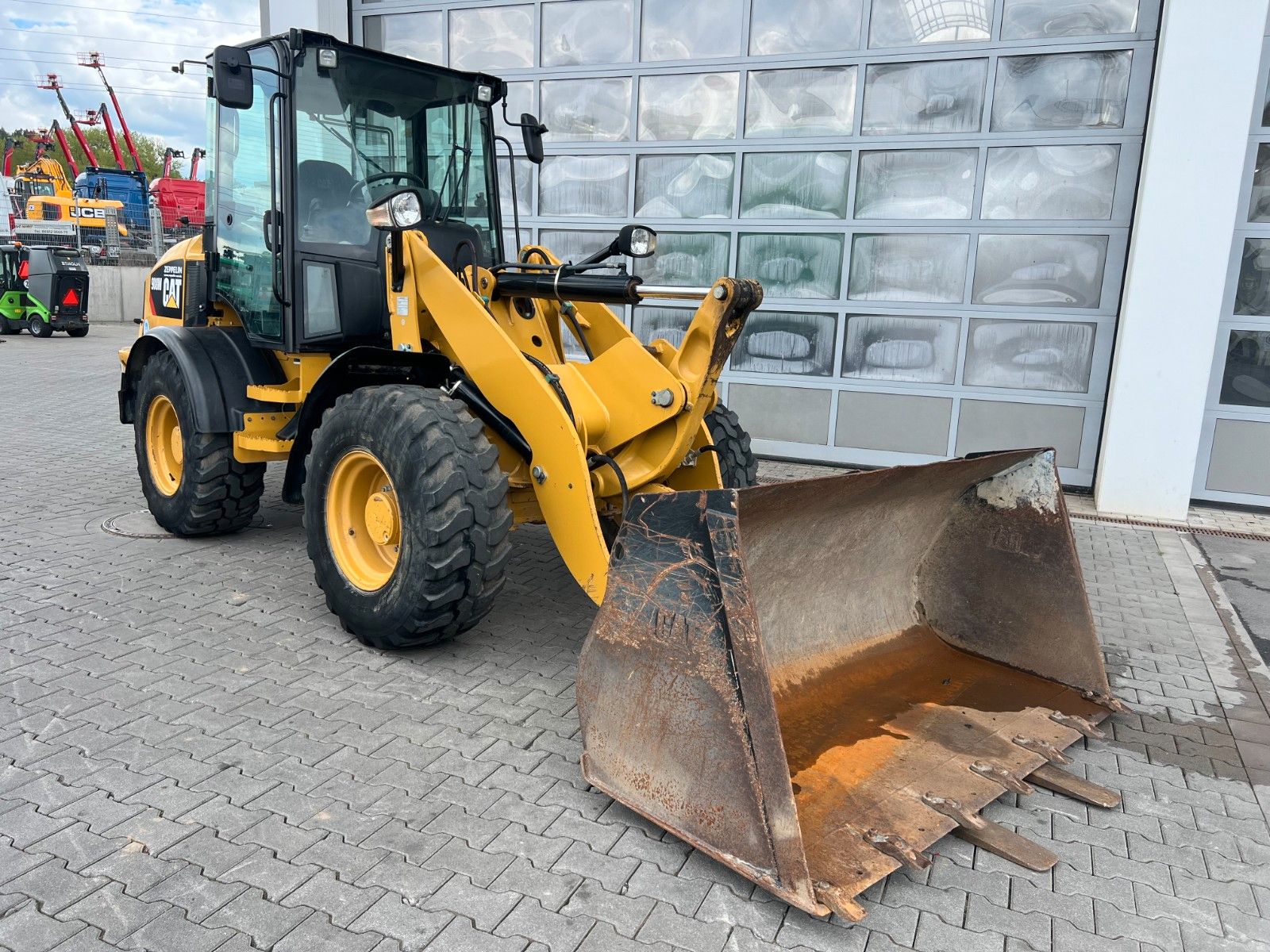 Fahrzeugabbildung CAT 908M / 3.000h / Gabel / Schaufel