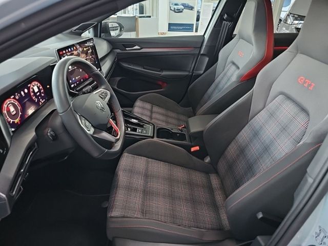 Fahrzeugabbildung Volkswagen Golf GTI 2.0 TSI DSG PANO IQ.LIGHT H&K BLACKSTYL