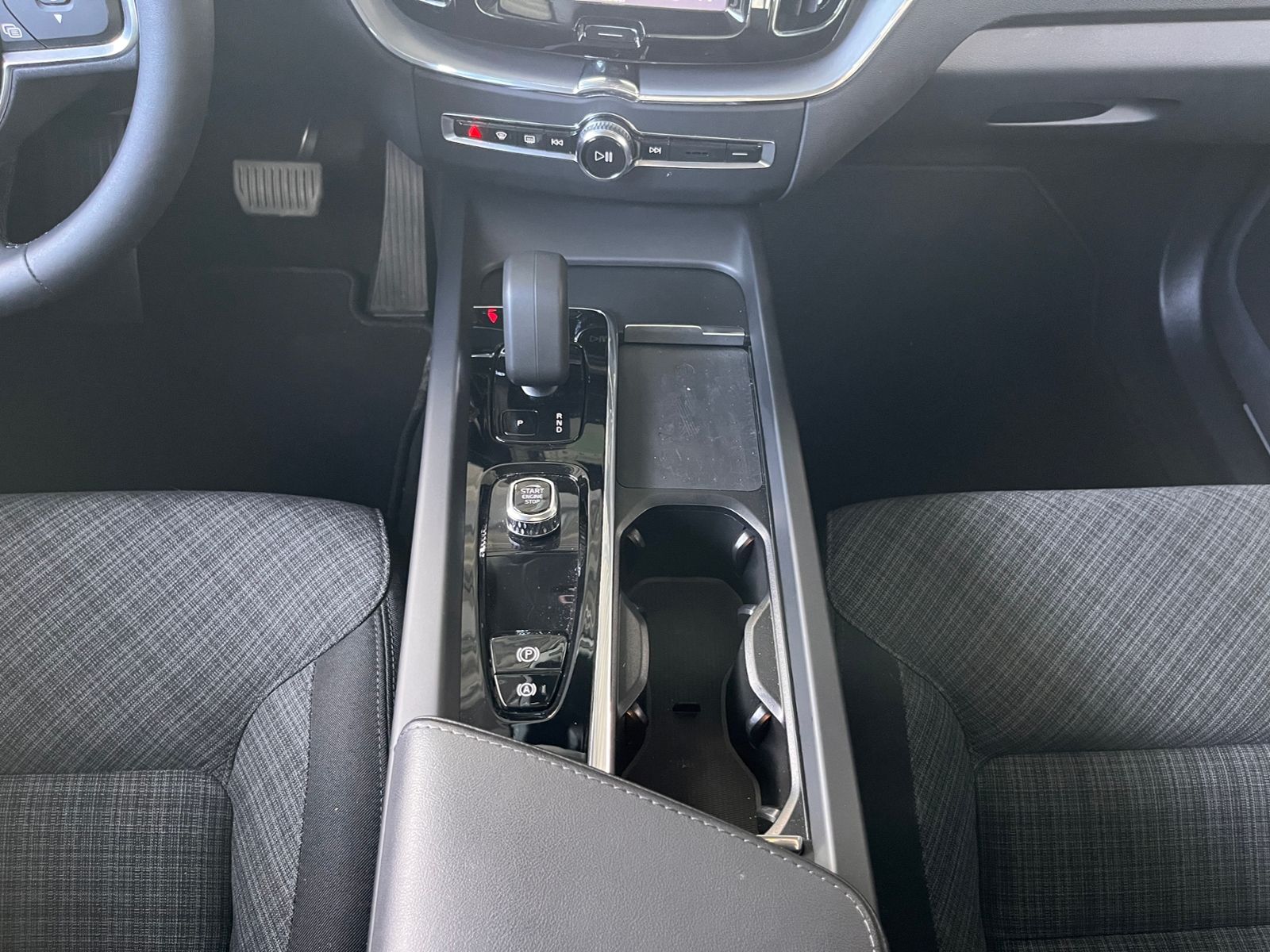 Fahrzeugabbildung Volvo XC60 Core 2WD STNDHZ LED NAV SHZ 19"
