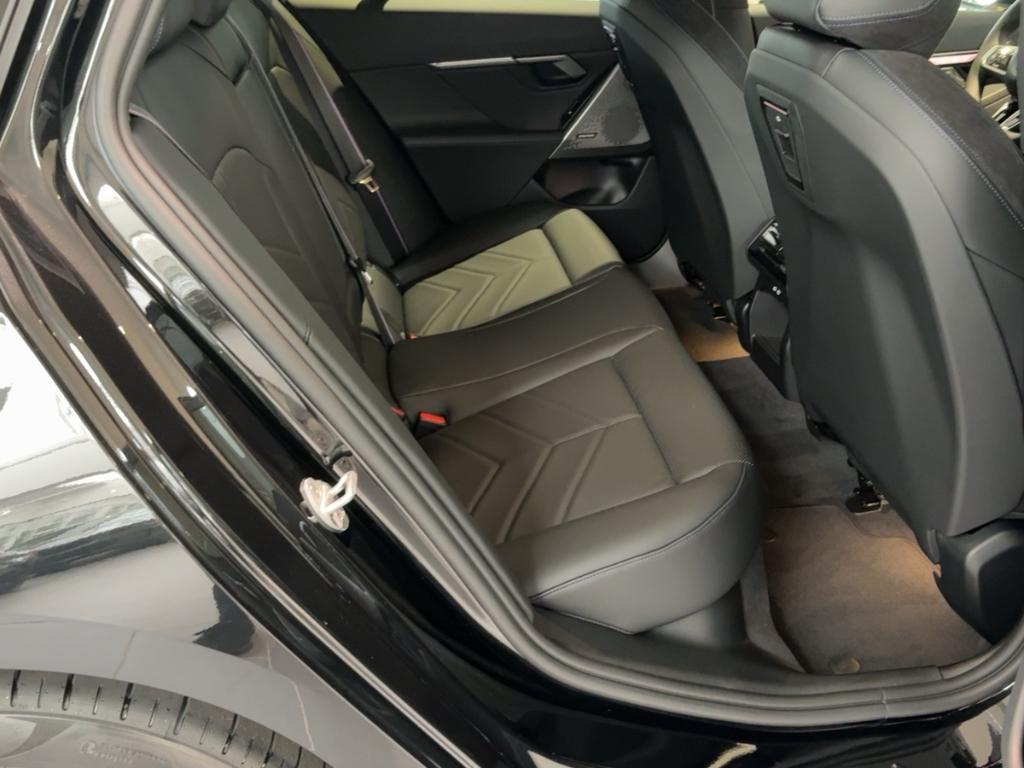 BMW i5 eDrive40 Sportpaket HUD AHK-klappbar AHK Navi