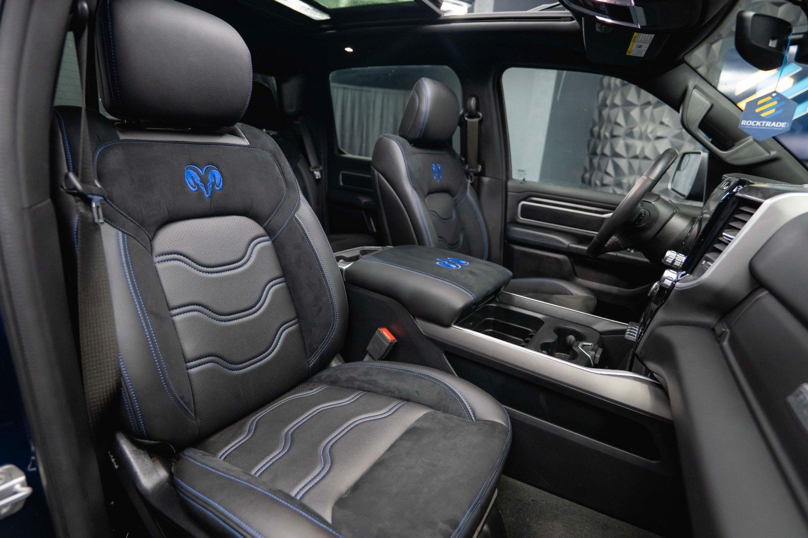 Fahrzeugabbildung Dodge RAM 5.7 V8 HEMI 4x4 NIGHT *Pano*LED* Unfallfrei