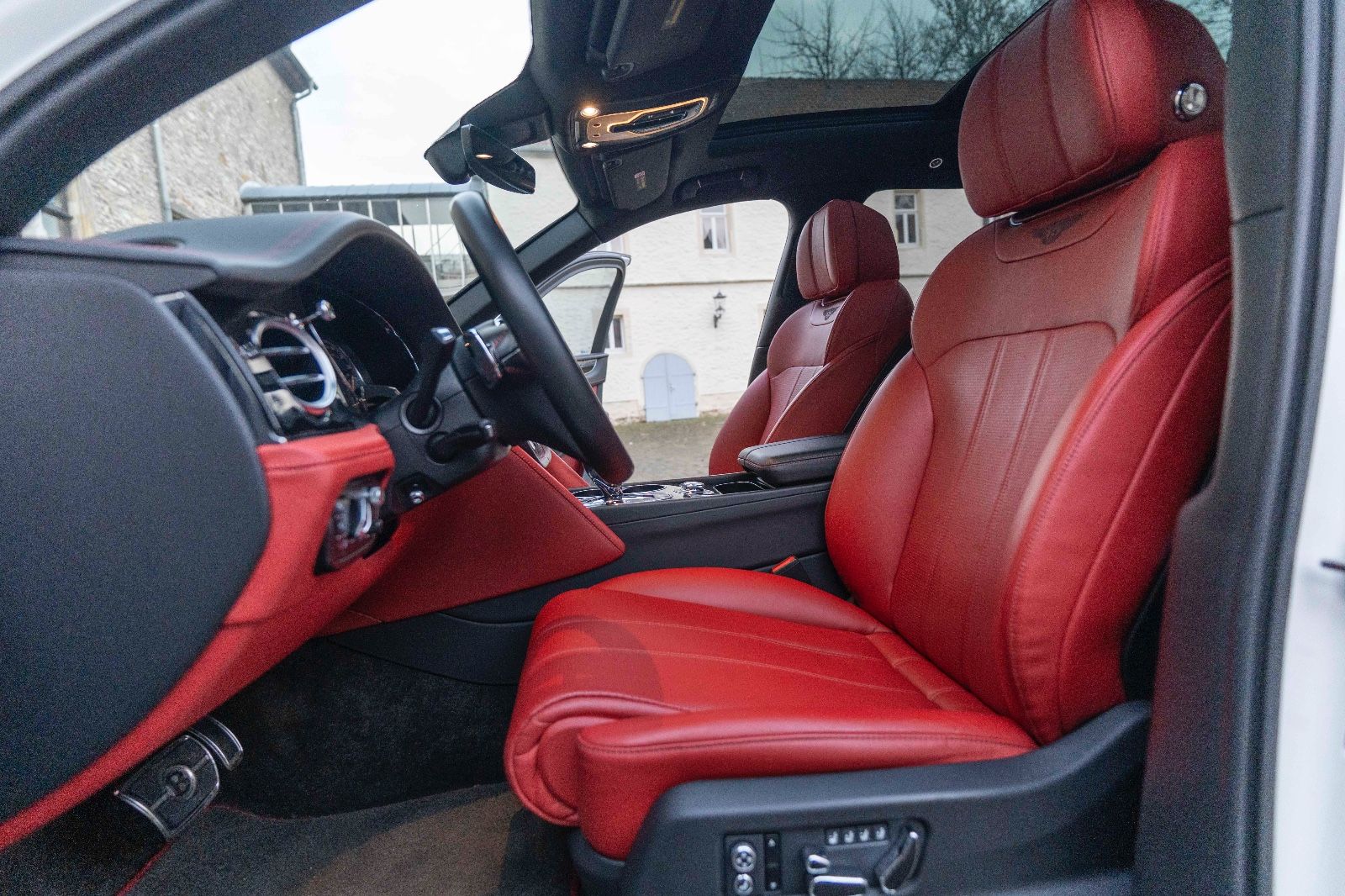 Fahrzeugabbildung Bentley Bentayga V8 HUD 360° MASSAGE ACC TOTW