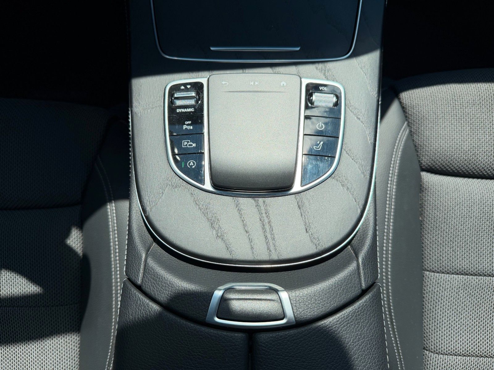 Fahrzeugabbildung Mercedes-Benz E 200 T Avantgarde+Pano+RKamera+Ambiente+TotW