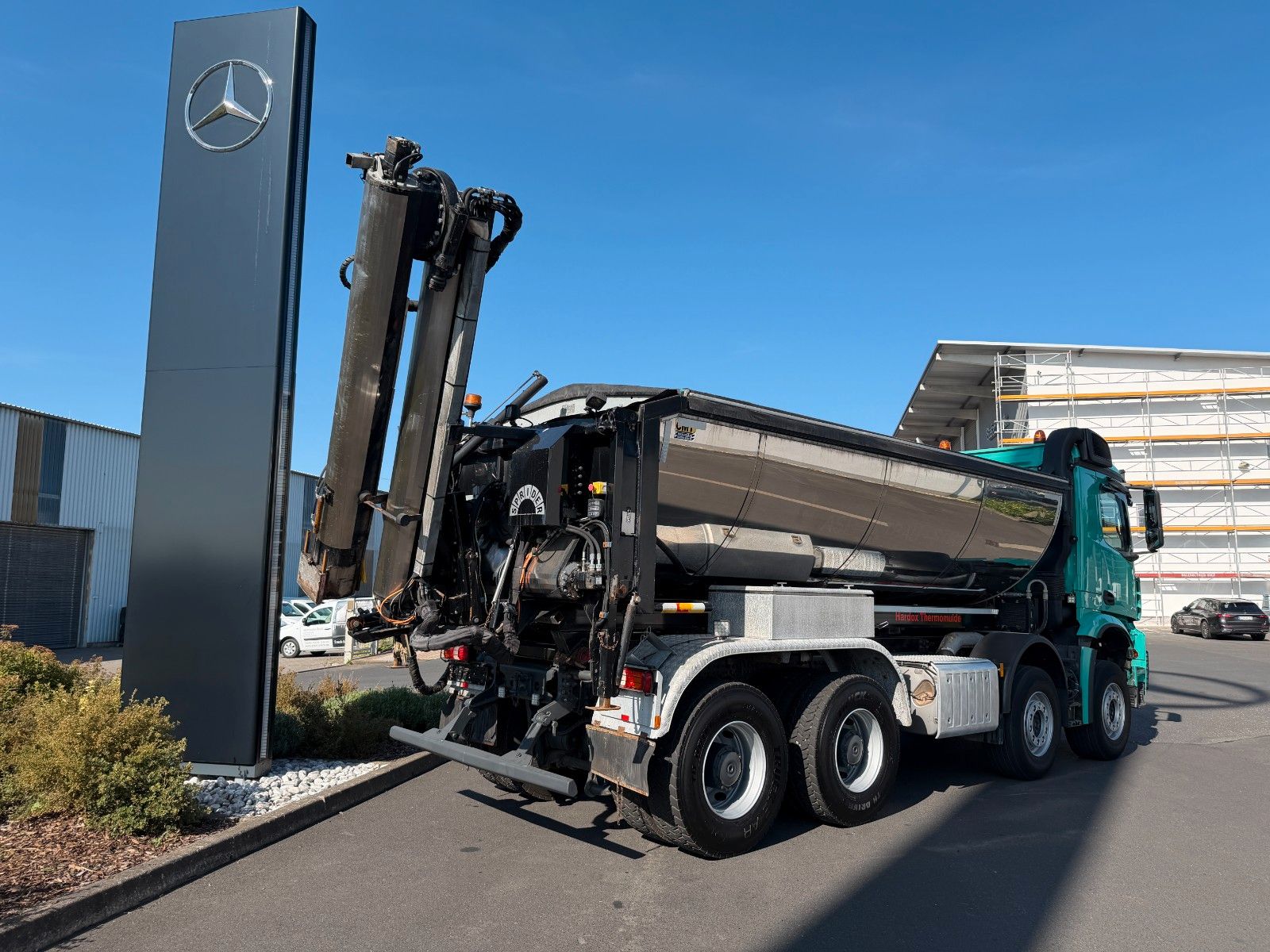 Fahrzeugabbildung Mercedes-Benz Arocs 3251K 8x4 AMTEC Thermokipper +Sprider M25E