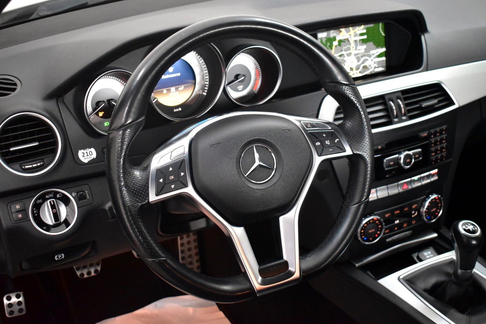 Fahrzeugabbildung Mercedes-Benz C 200 AMG Line BE T.Leder,Navi,SH,PDC,SR+WR