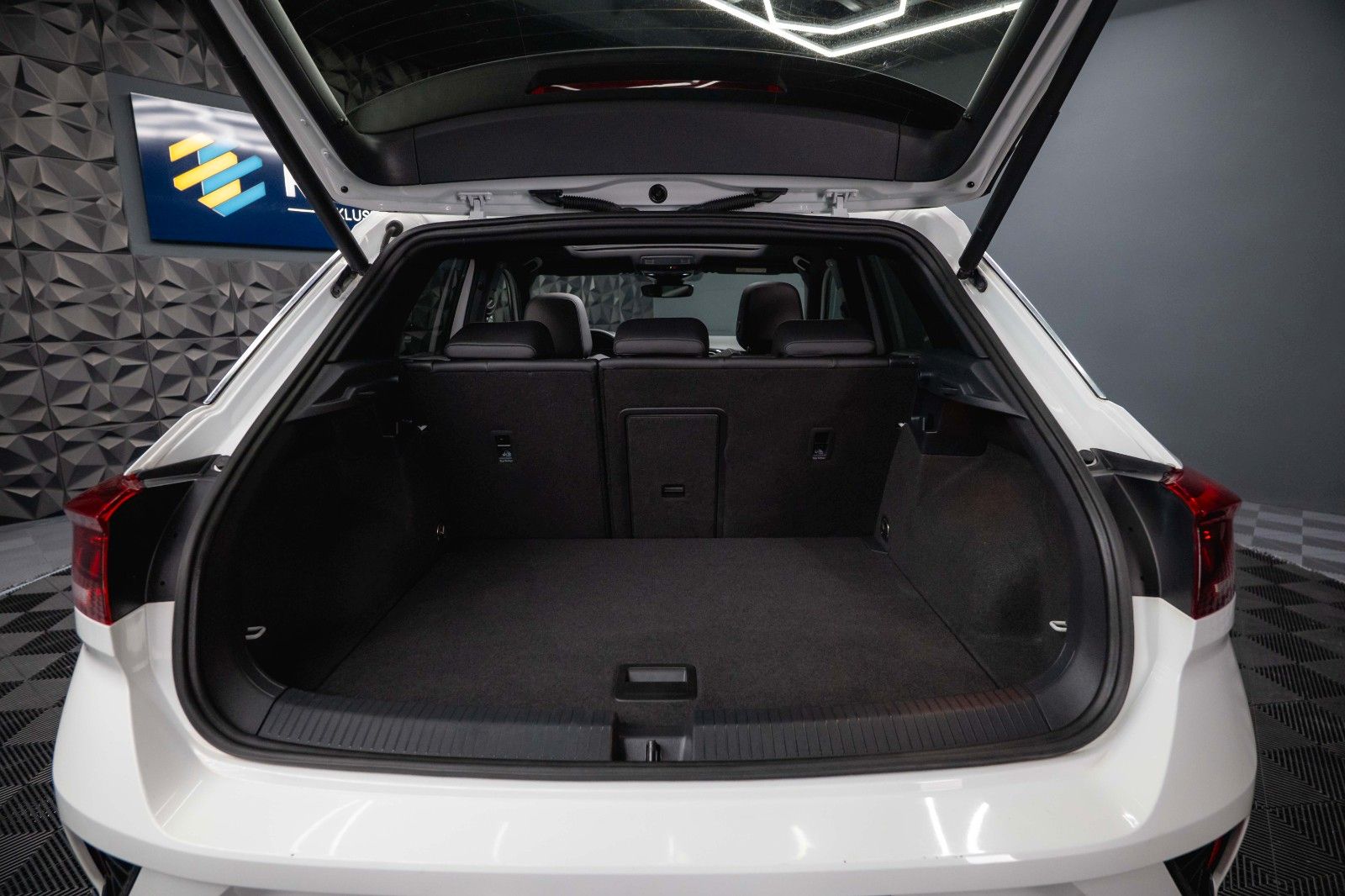 Fahrzeugabbildung Volkswagen T-Roc R 4Motion Performance *ACC*DCC*Pano*LED*