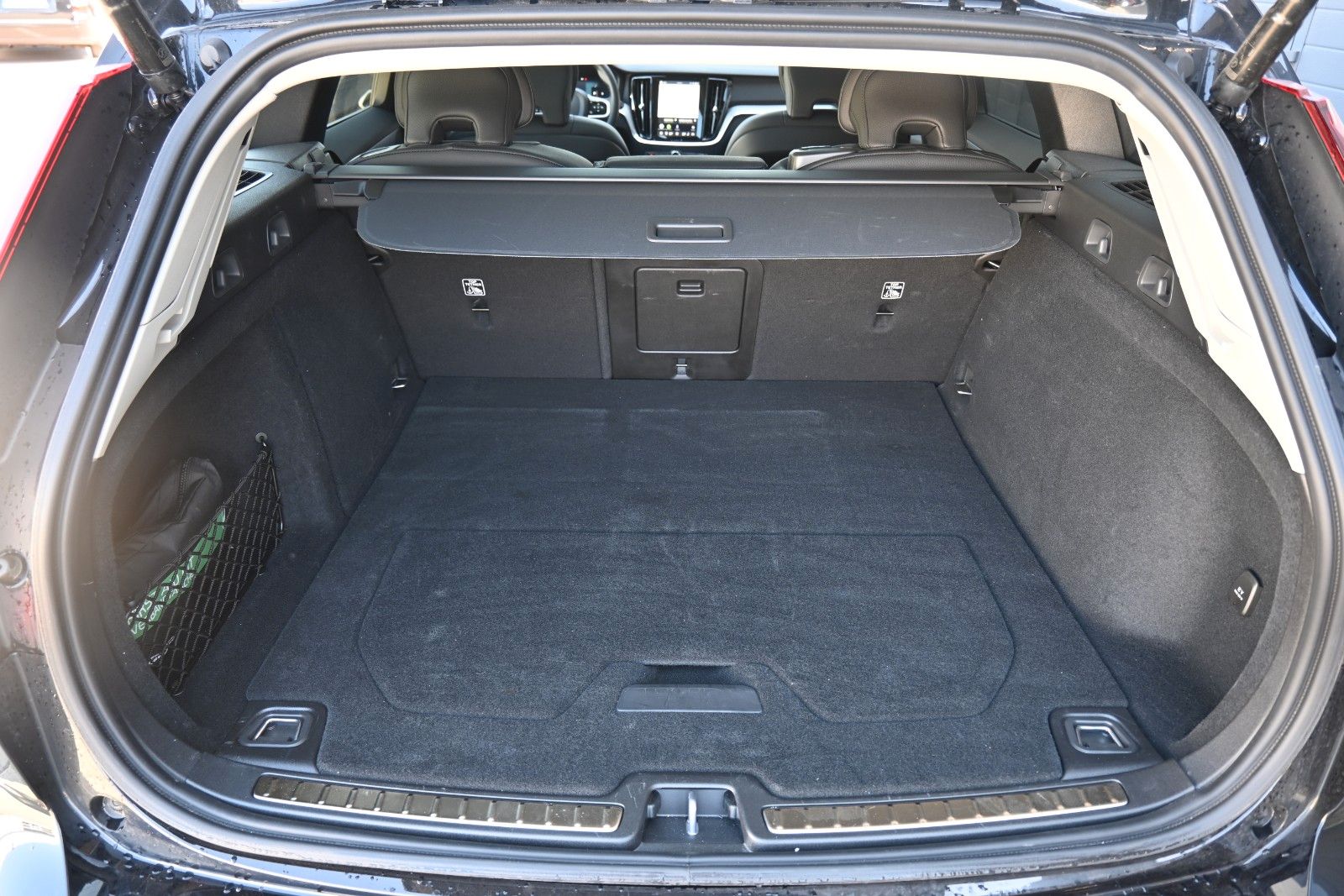 Fahrzeugabbildung Volvo V60 B4 DKG Plus Dark*HuD*PANO*360°*ACC