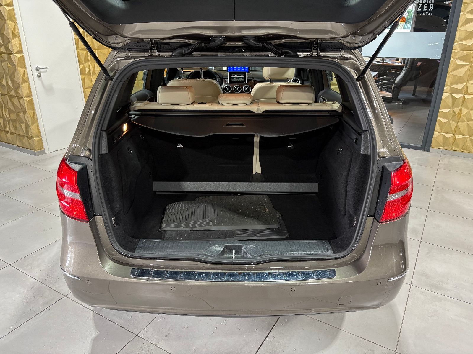 Fahrzeugabbildung Mercedes-Benz B 200/PANO/MEMORY/KLIMA/CAR-PLAY/2.HAND/KAMERA