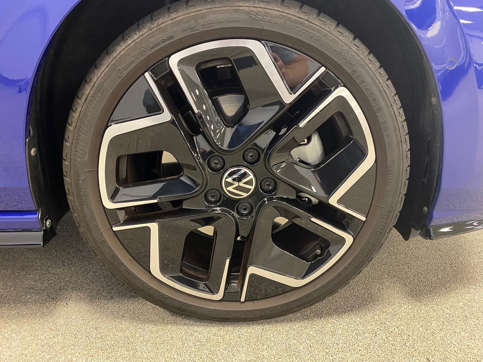 Fahrzeugabbildung Volkswagen Golf 1.5 eTSI R-Line DSG+ACC+360°+HUD+HARMAN KAR