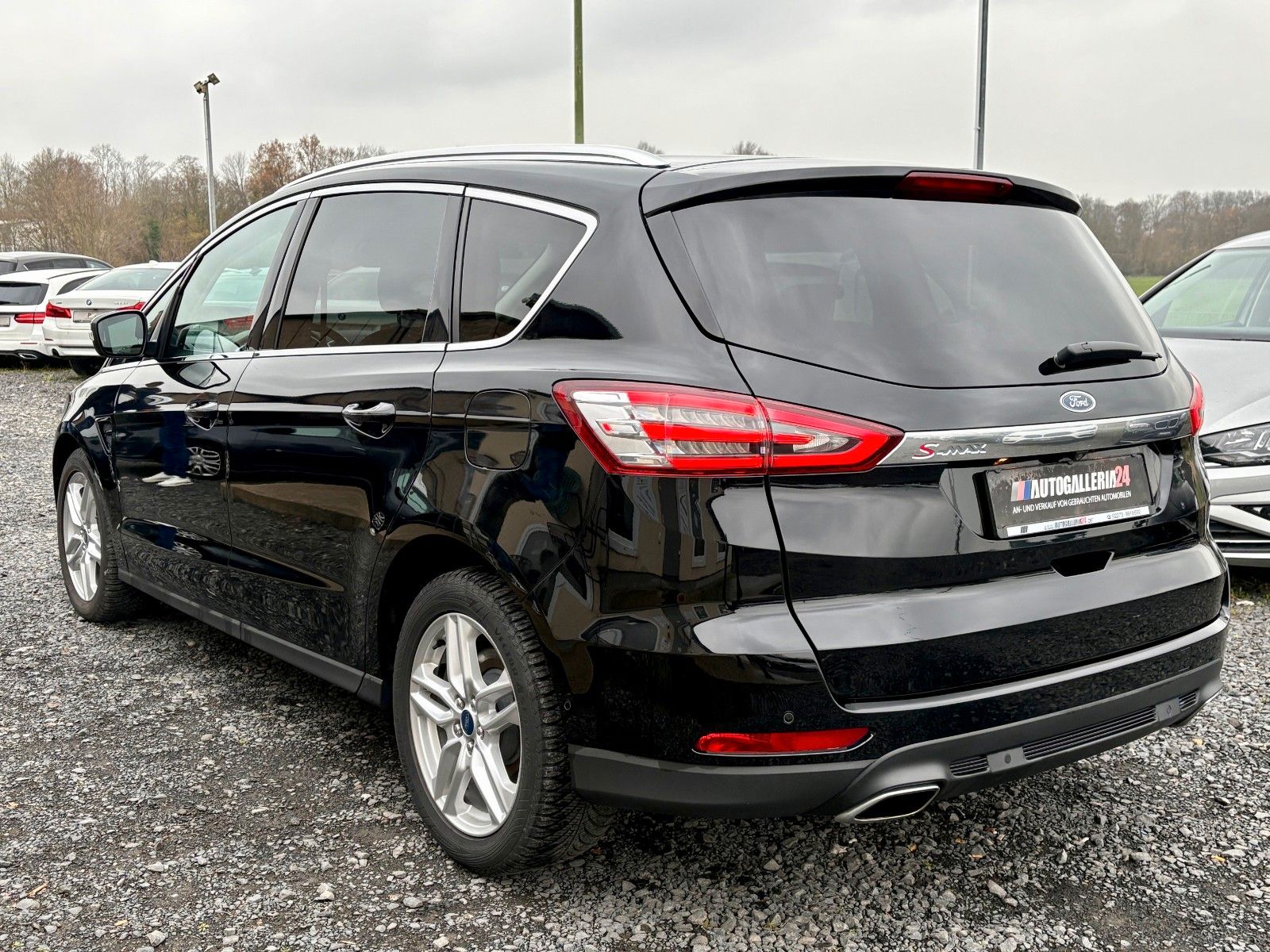 Fahrzeugabbildung Ford S-MAX 2.0 TITANIUM Aut. Navi LED 7-SITZER SPORTS