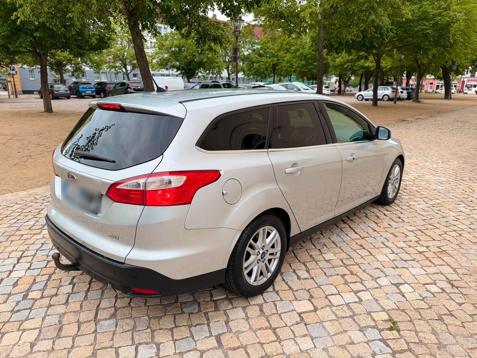 Ford Focus 2013 — interior
