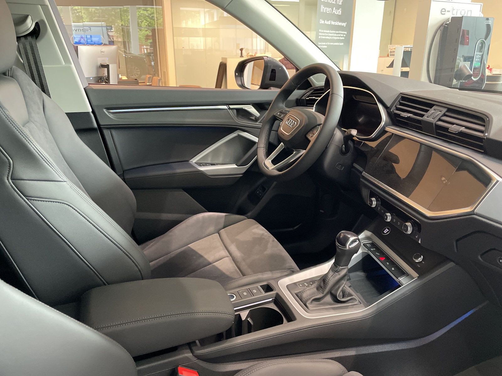 Fahrzeugabbildung Audi Q3 45 TFSI e S tronic Matrix ACC Navi Kamera