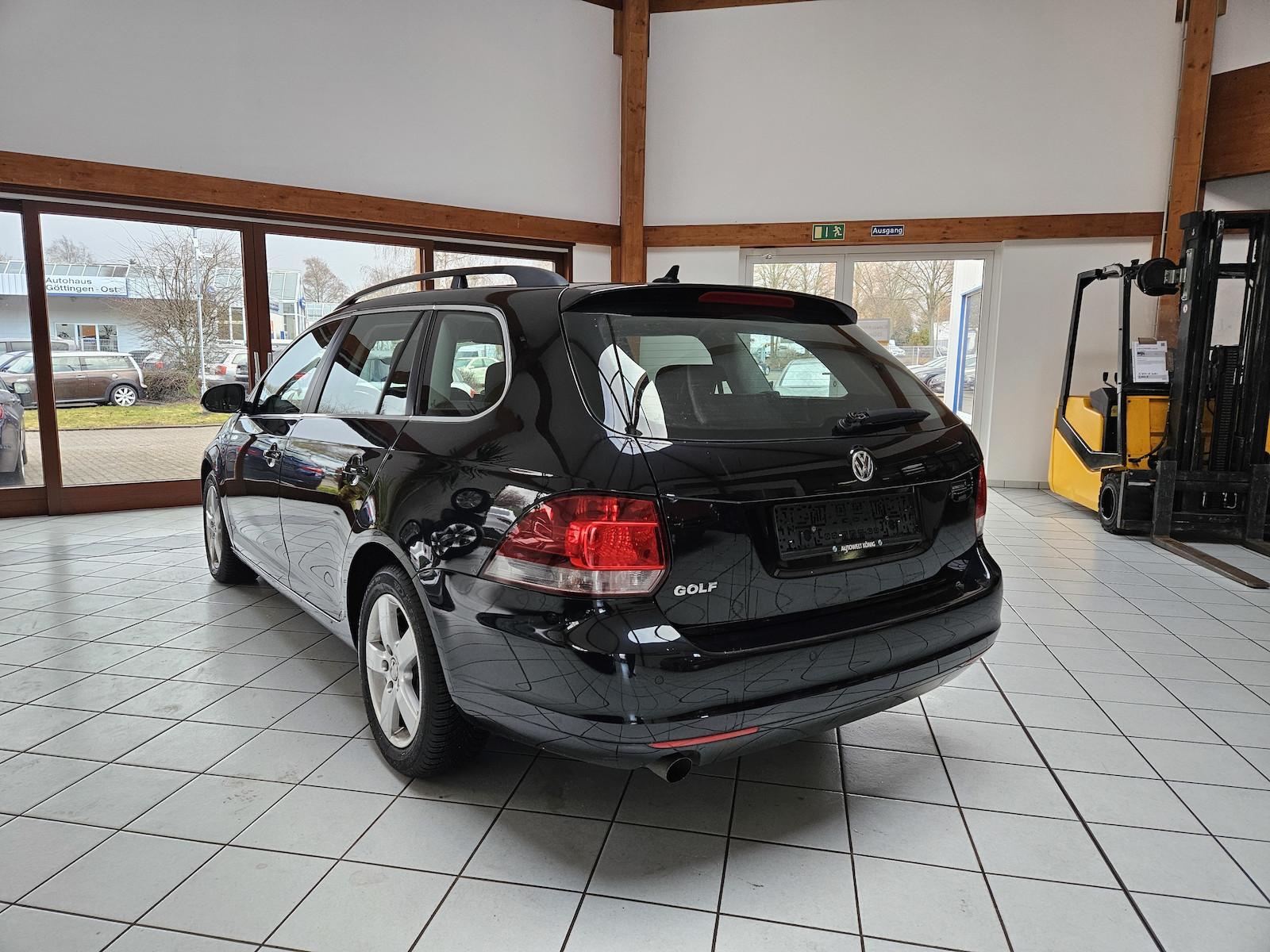 Volkswagen Golf 2011 — rear view
