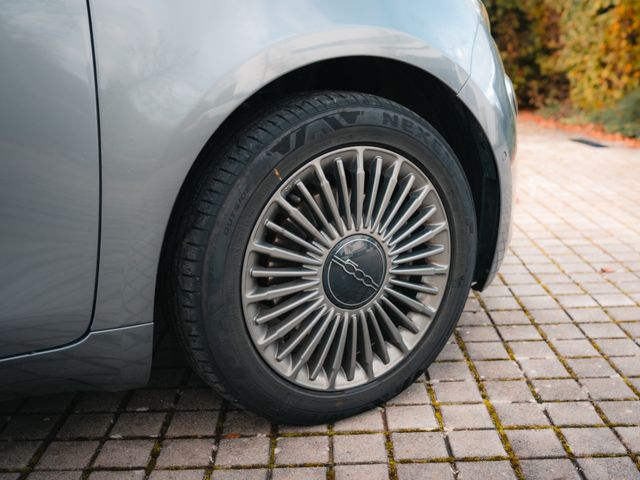 Vehicle photo 9