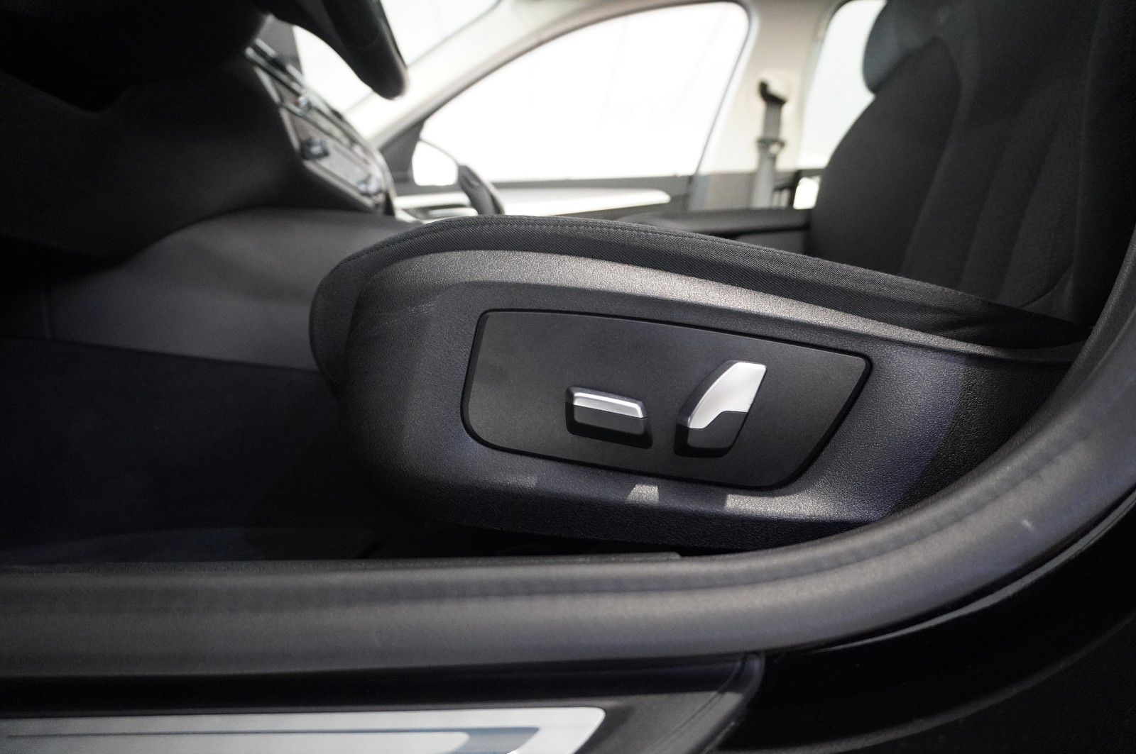 Fahrzeugabbildung BMW 520D TOURING BUSINESS NAVI/LED/VIRTU./SH/HUD/AHK
