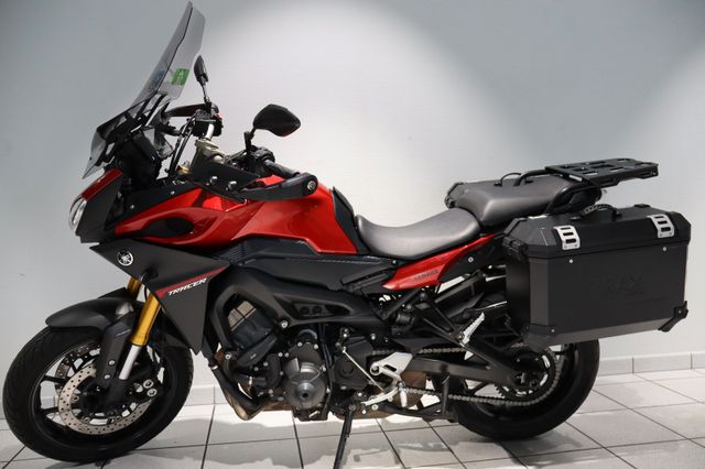 Yamaha Tracer 900 mit Tieferlegung & Seitenkoffer