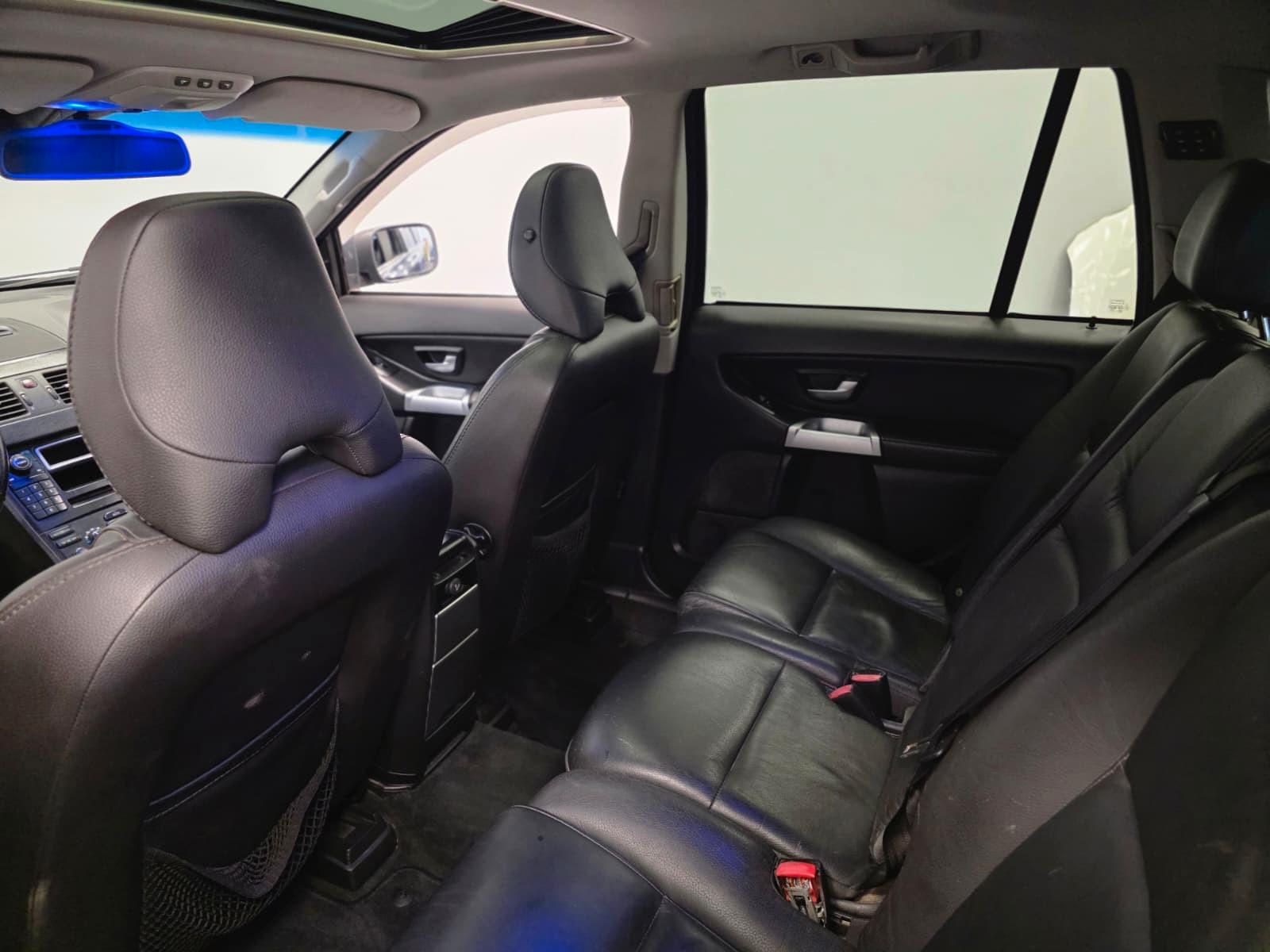 Volvo XC90 D5 Momentum 2.4 5 cyl. 185 ch BVM 4x4 / 172 300 km / Toit ouvrant / Cuir / Distribution neuve / Attelage