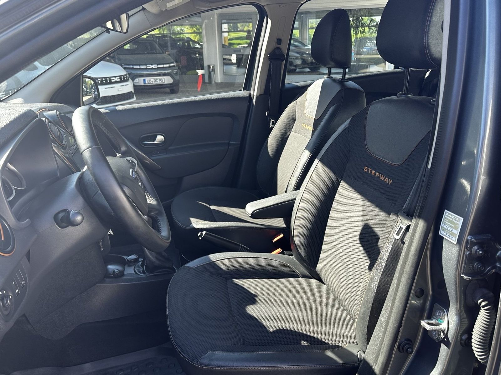Fahrzeugabbildung Dacia Logan MCV Kombi Stepway Celebration TCe 90