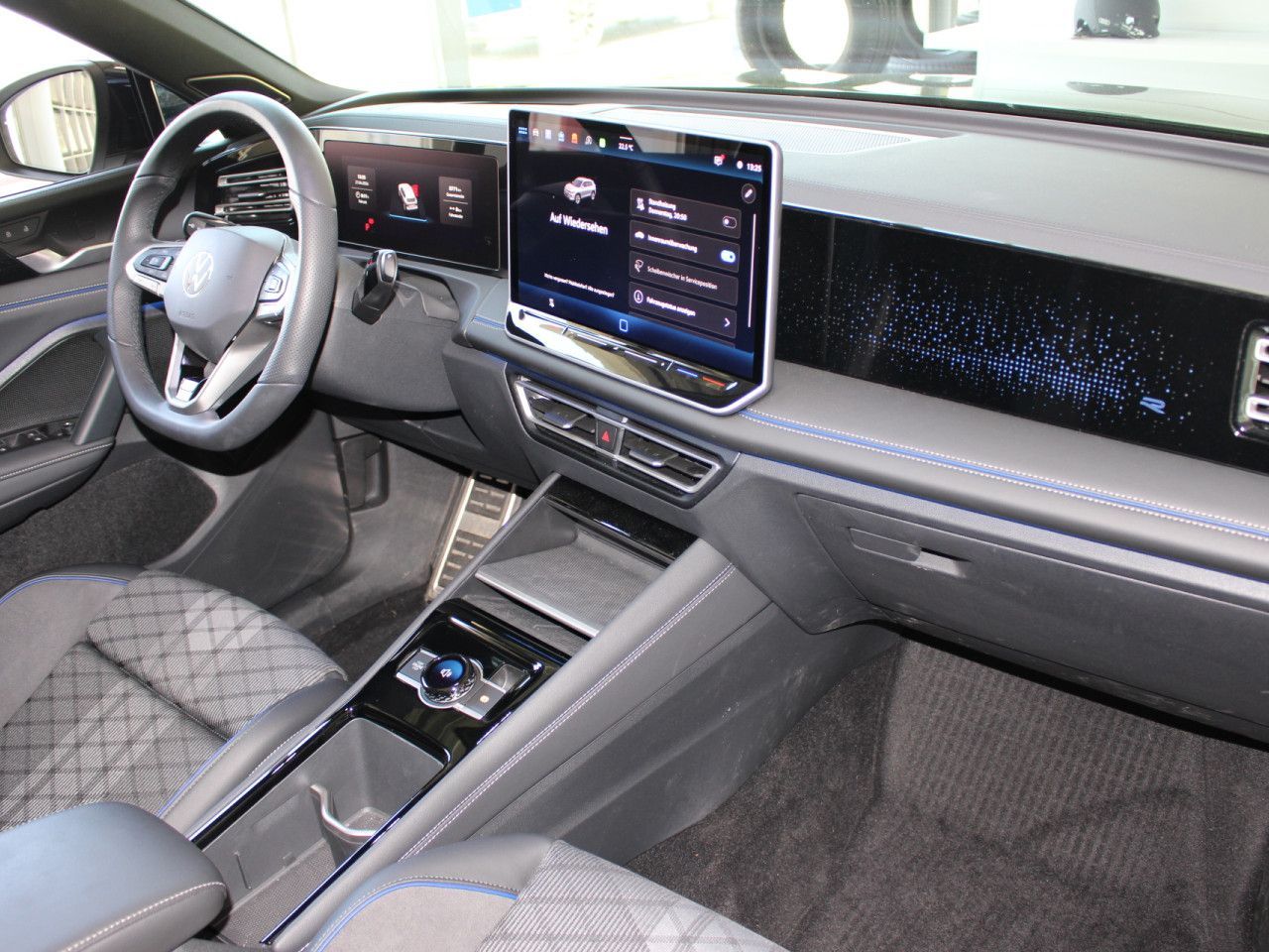 Fahrzeugabbildung Volkswagen Tiguan 2.0 TDI SCR 4M R-Line/360/ACC/AHK/St.Hz