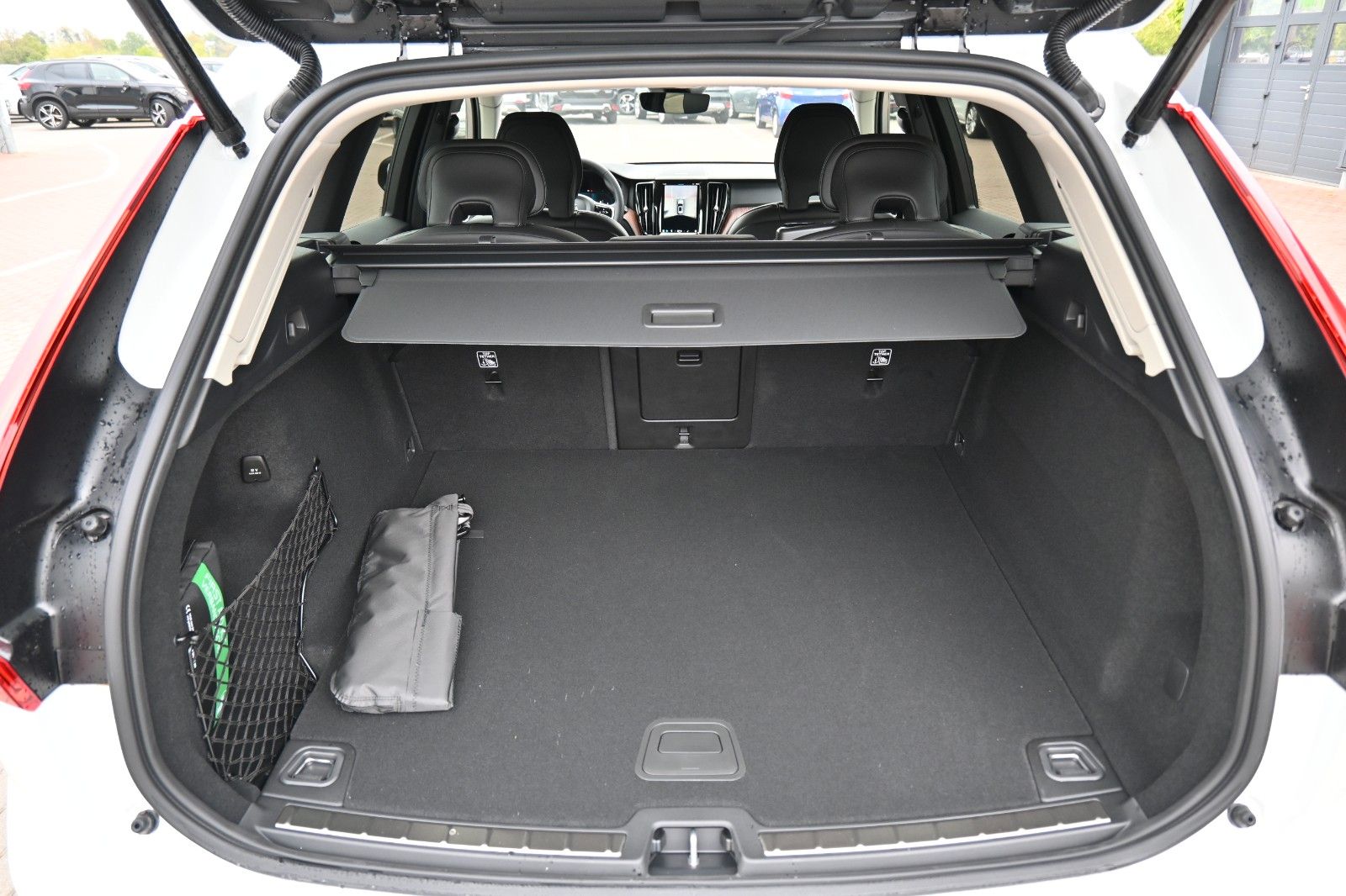 Fahrzeugabbildung Volvo XC60 B4 D Autom. Plus Dark*STDHZG*360°*H&K*ACC