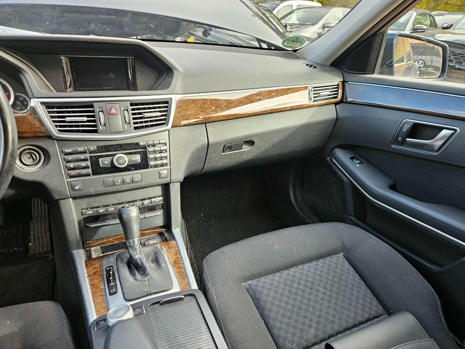 Mercedes-Benz E200 2011 — photo 12