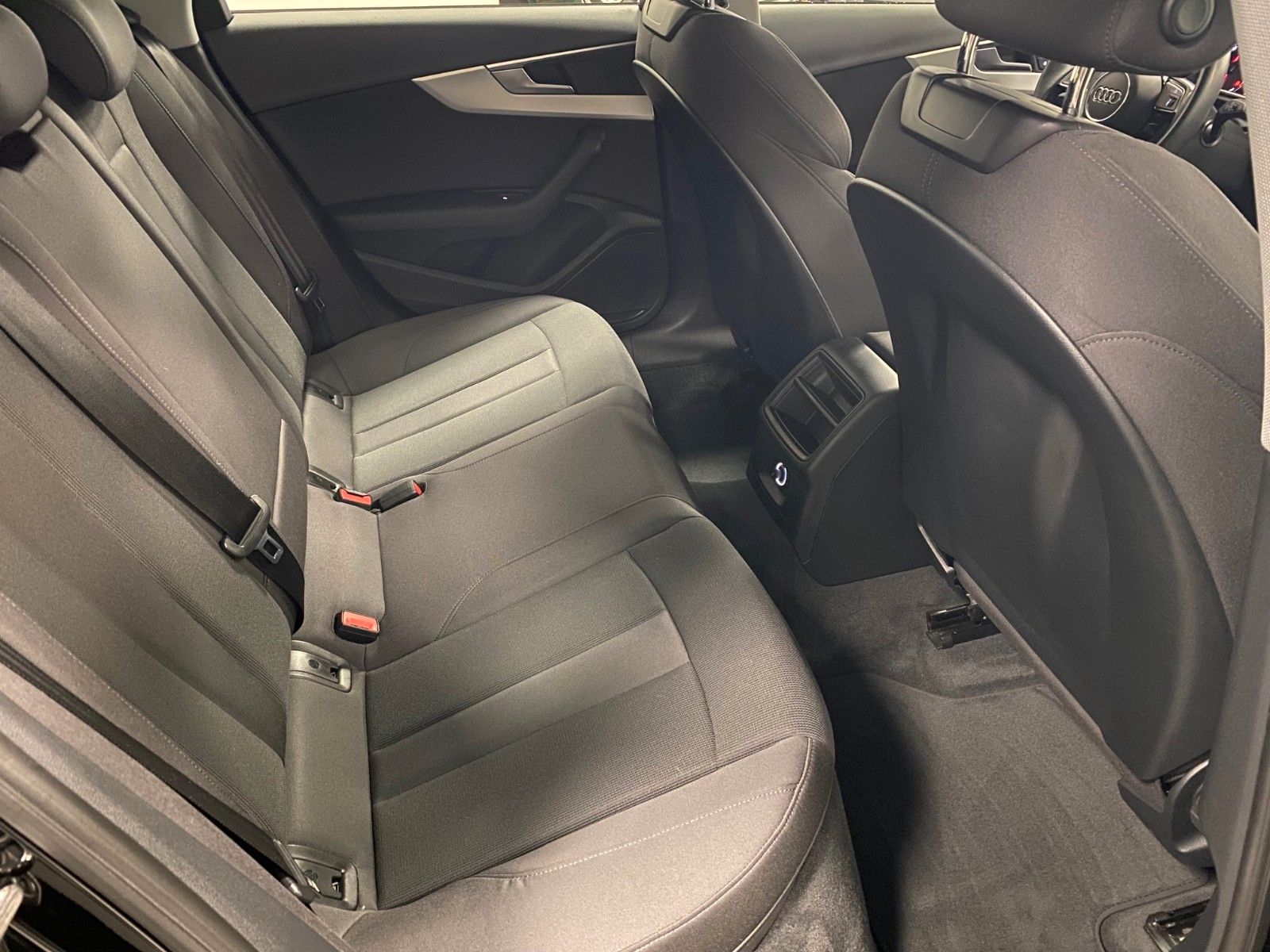 Fahrzeugabbildung Audi A4 2.0 TFSI ultra SPORT Avant+HYBRID+NAVI+XENON+