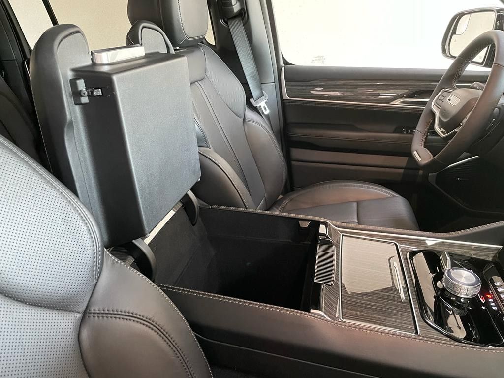 Fahrzeugabbildung Jeep WAGONEER SERIES II 5.7L-V8 E-TORQUE-PANORAMA