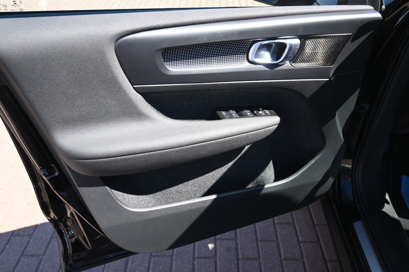 Fahrzeugabbildung Volvo XC40 BEV AWD R Design*H&K*FSHZG*RFK*420 KM RW*