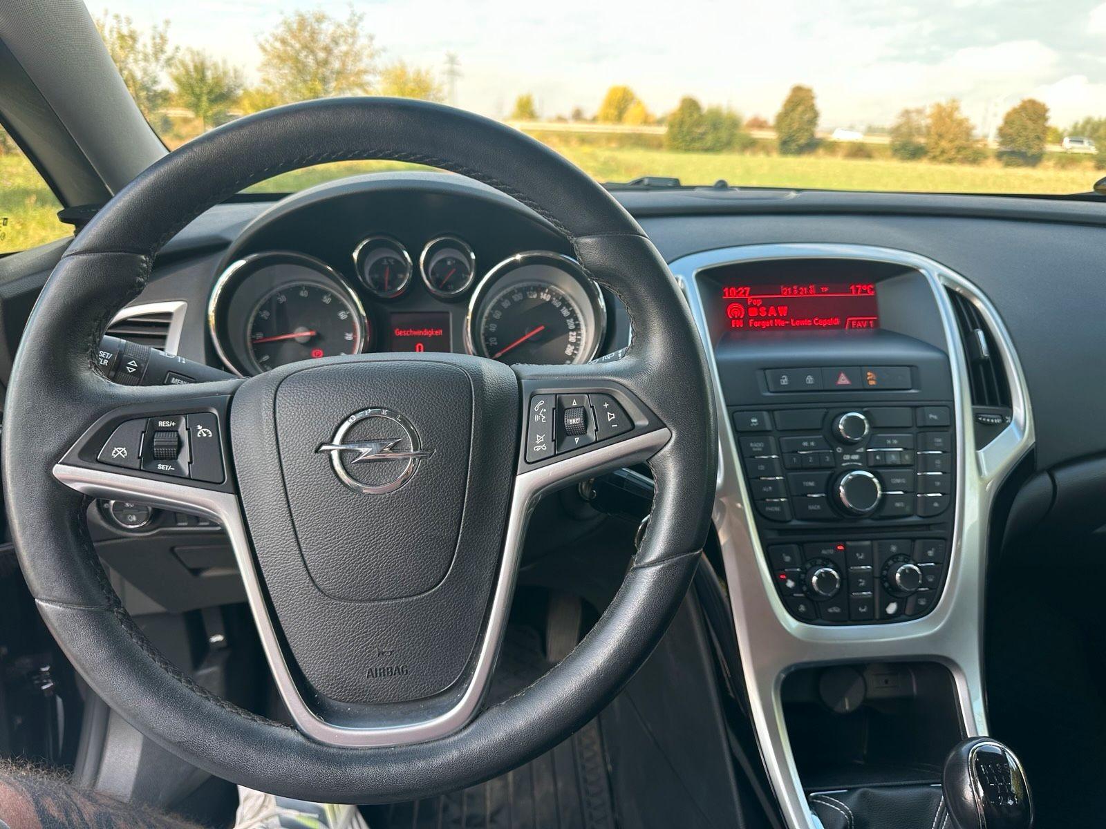 Opel Astra 2011 — photo 6