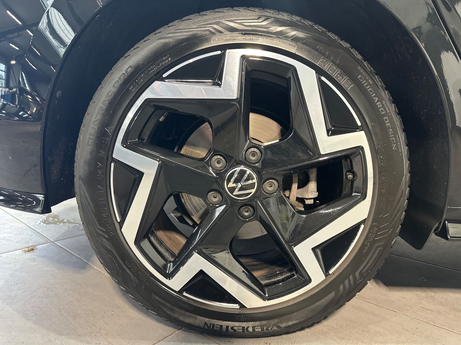 Volkswagen Golf 1.5 eTSI R-Line LED+KAM+SHZ+KEYLESS+17ZOLL imagem 3