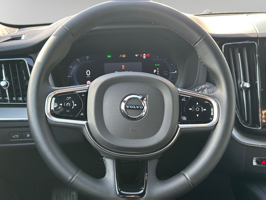 VOLVO XC60 T8 AWD Recharge Plus Dark 360° AHK semi ele VOLVO XC60 T8 AWD Recharge Plus Dark 360° AHK semi ele