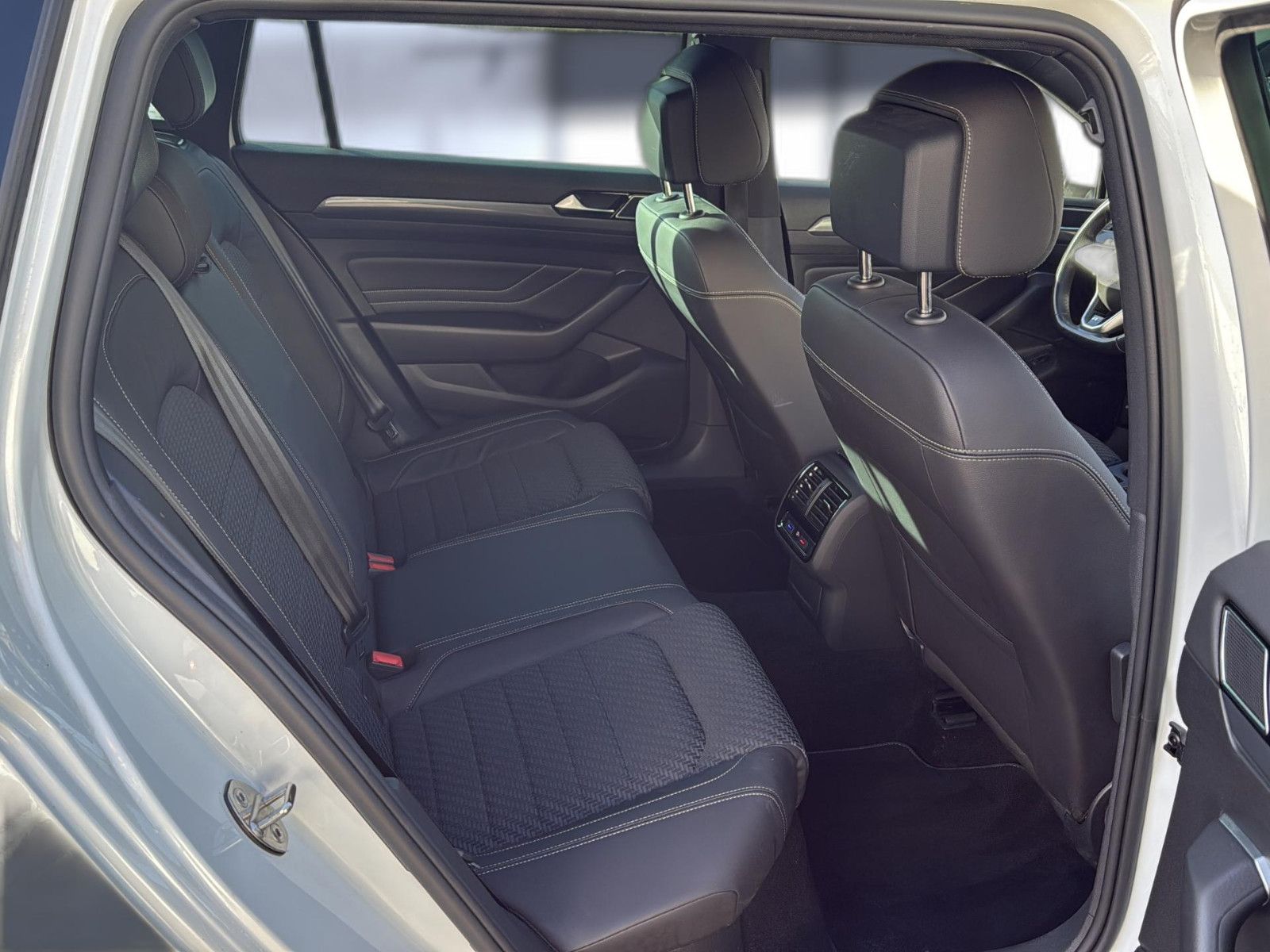 Fahrzeugabbildung Volkswagen Passat Variant Business/ AHK / Bremsen vo+hi neu