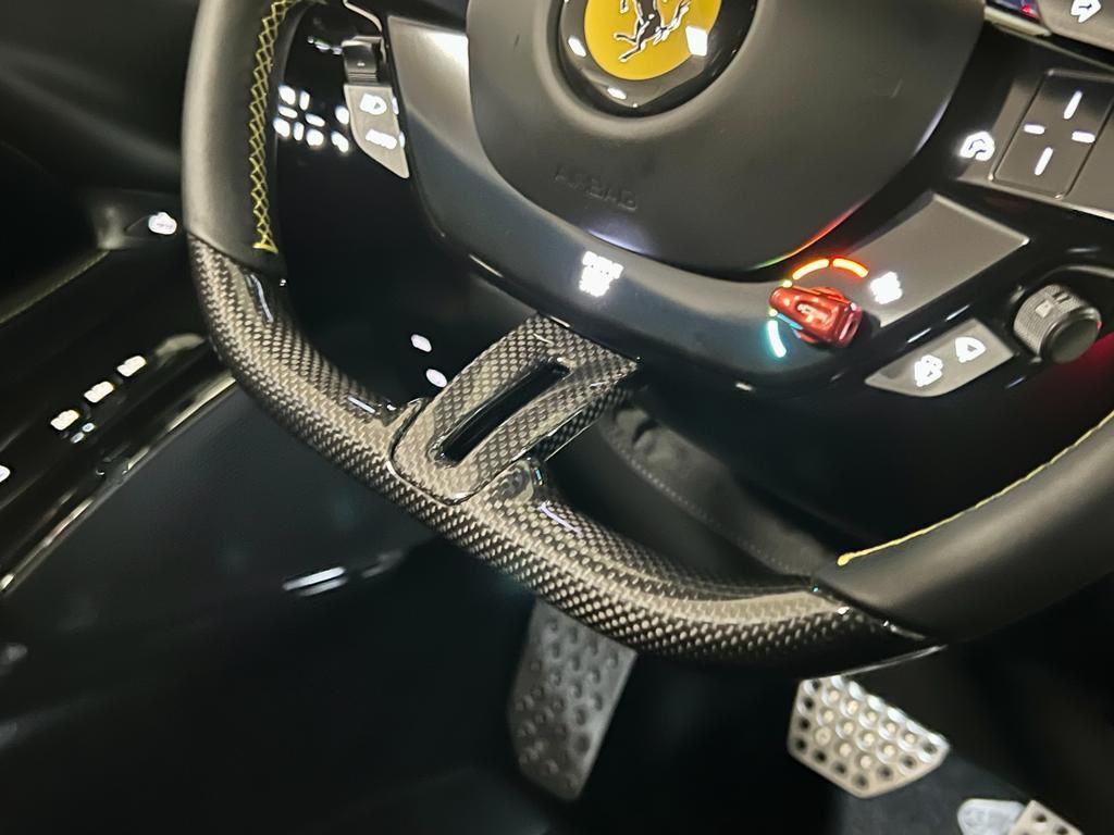 Fahrzeugabbildung Ferrari ROMA DAYTONASEAT CARBON JBL ADAS MY23 NEW FULL!