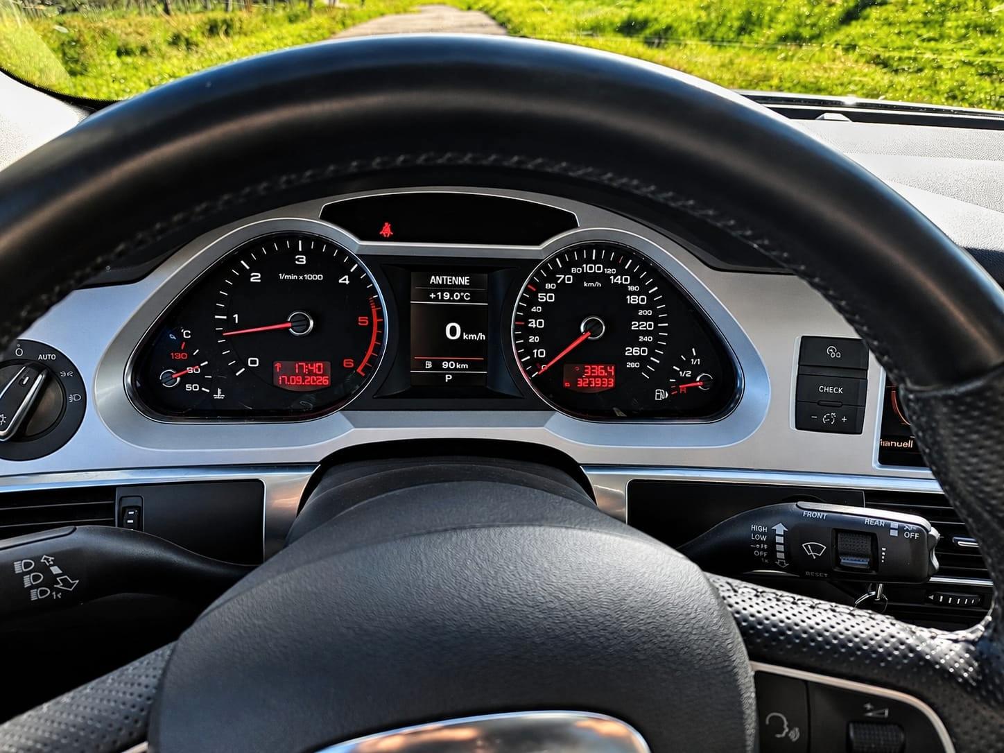 Audi Quattro 2011 — interior