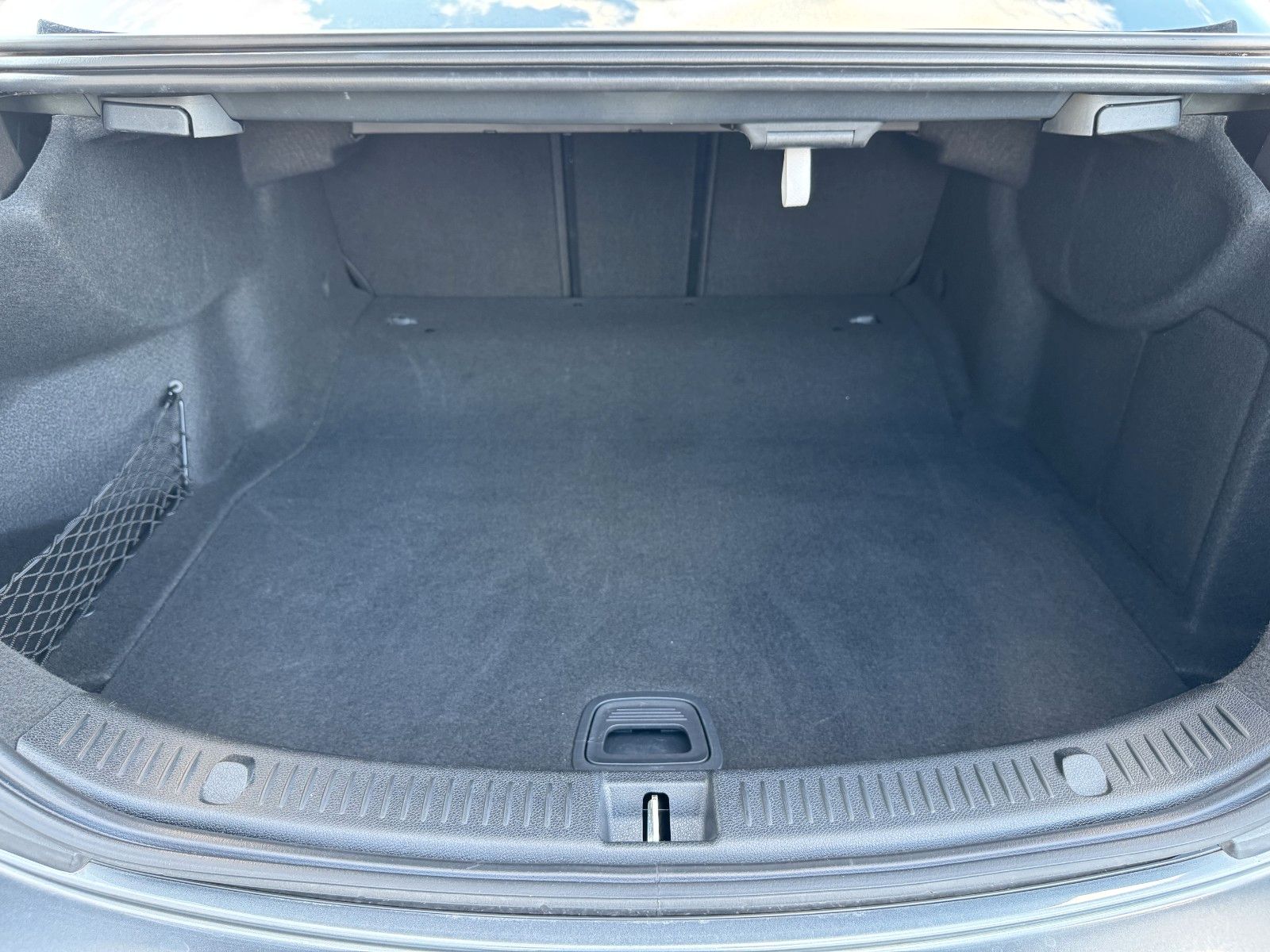 Fahrzeugabbildung Mercedes-Benz E 220d AMG+Pano+MultiBeam+Ambiente+TotW+360