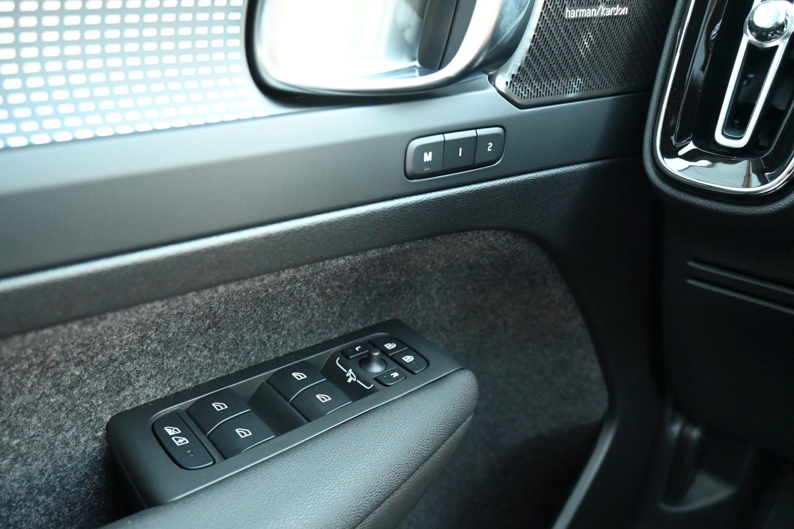 Fahrzeugabbildung Volvo XC40 B4 DKG Plus Black Edition*FSHZG*360*ACC*AHK