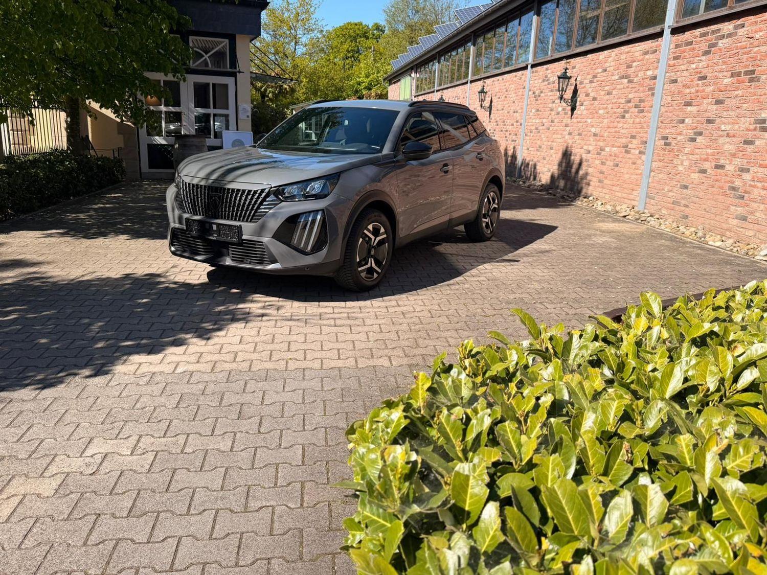 Peugeot 2008 Allure 1.2 PureTech 96 kW Automatik | Grip-