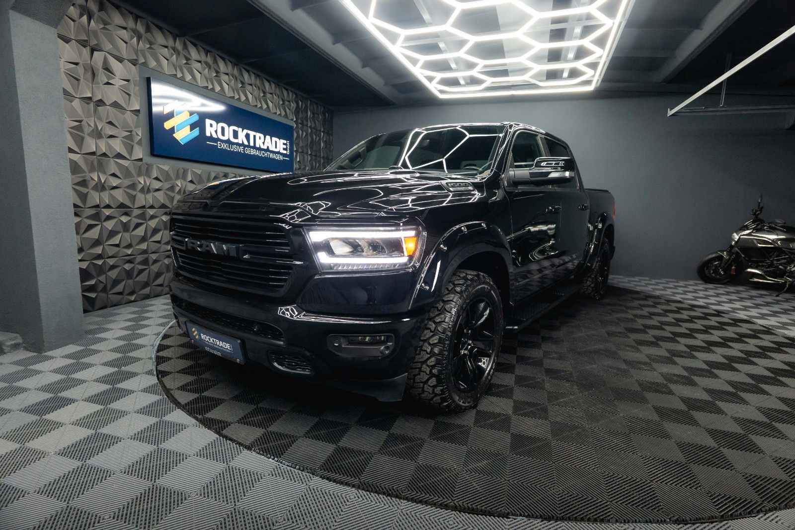 Fahrzeugabbildung Dodge RAM 5.7 V8 HEMI 4x4 OFFROAD BLACK EDITION *19%