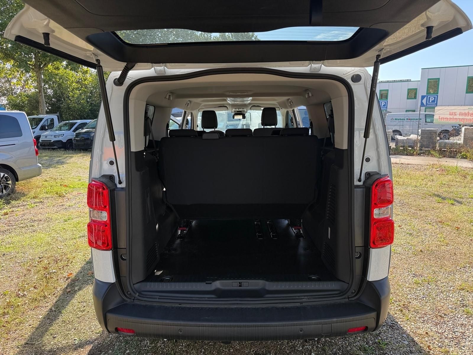 Fahrzeugabbildung Opel Vivaro Kombi XL 2.2 AT8