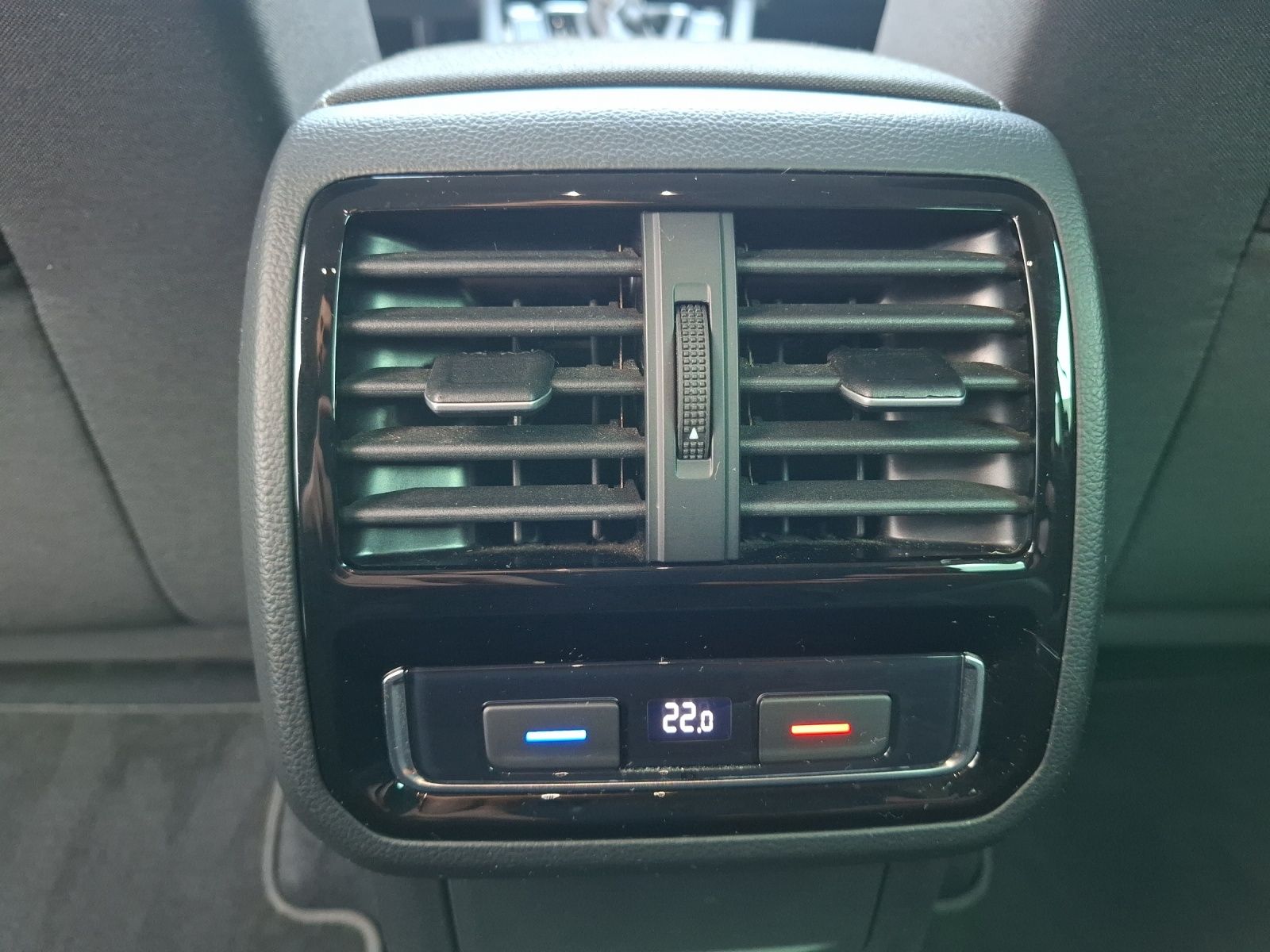Fahrzeugabbildung Volkswagen Passat Variant TSI DSG AHK LED Navi ACC PDC SH L