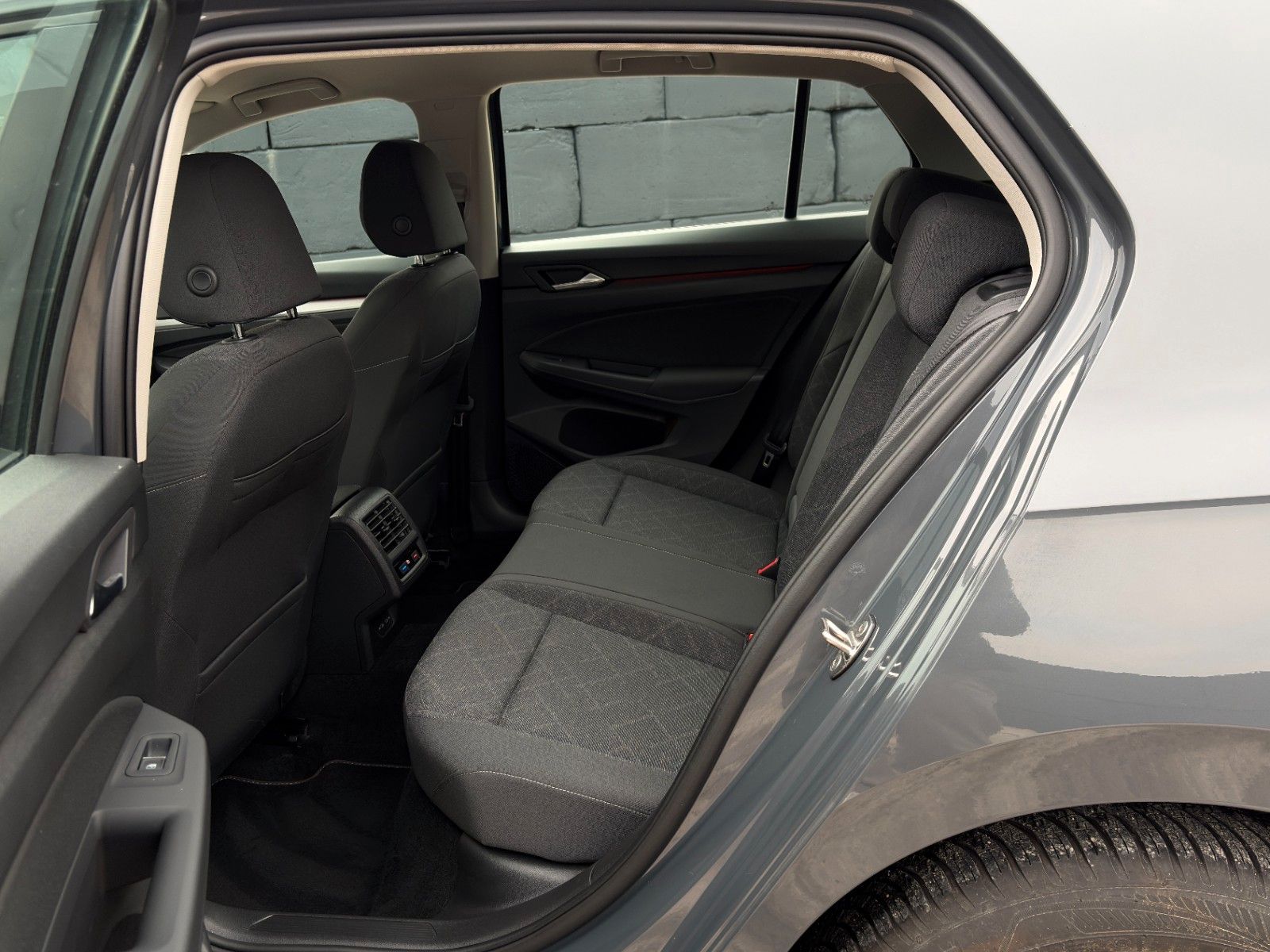 Fahrzeugabbildung Volkswagen Golf 1.5 TSI Life ACC LKAS PDC SHZ 3Z-Klima LED