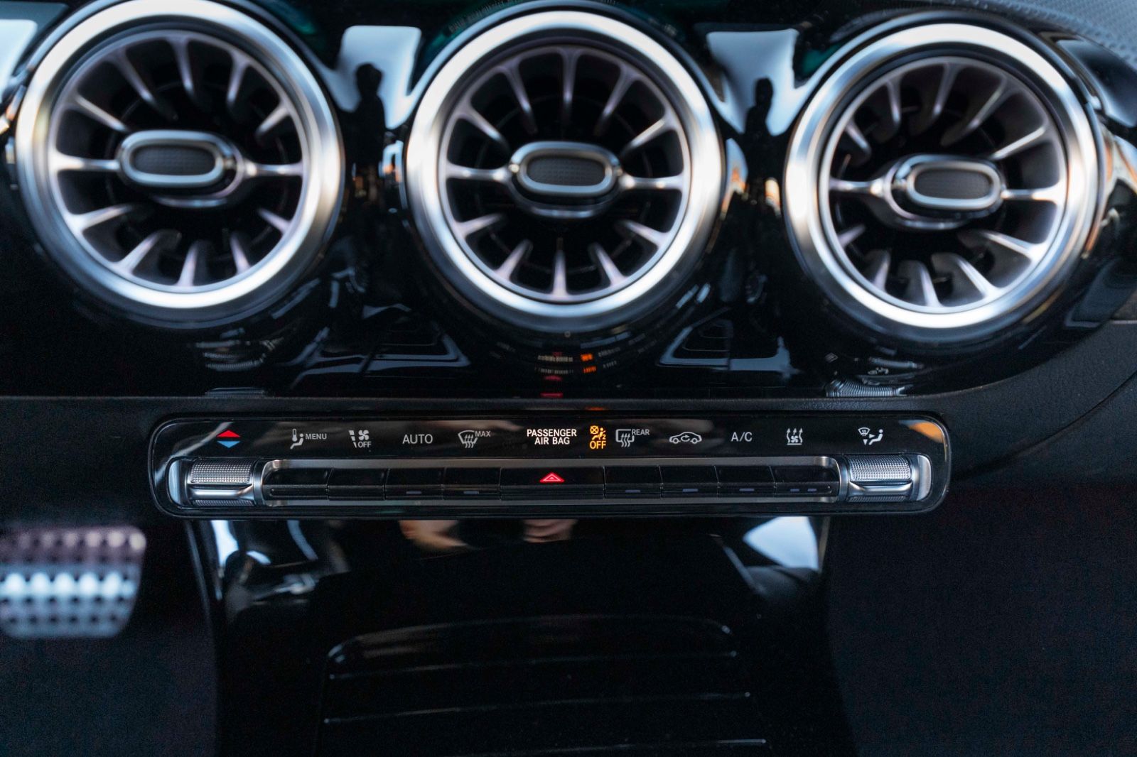 Fahrzeugabbildung Mercedes-Benz CLA 250e Shooting Brake AMG-LINE LED KAM 8FACH