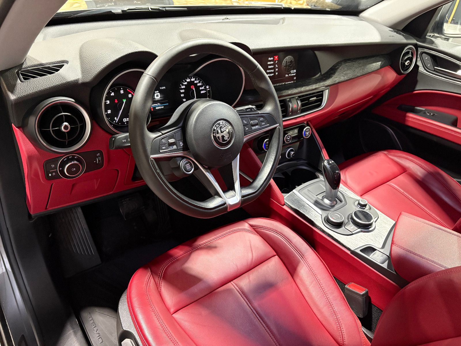 Fahrzeugabbildung Alfa Romeo Stelvio Super Q4/BI-XENON/PDC/AUTOMATIK/SPURHALT