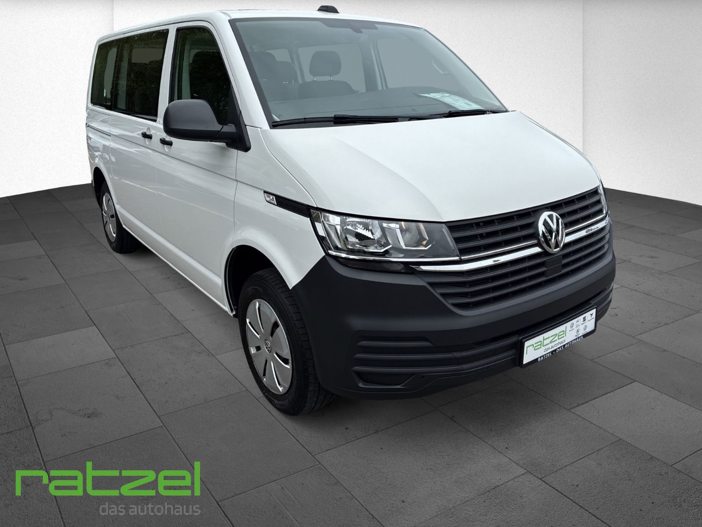 Fahrzeugabbildung Volkswagen T6.1 Kombi 2.0 TDI 9-Sitzer KR AHK Navi DAB Appl