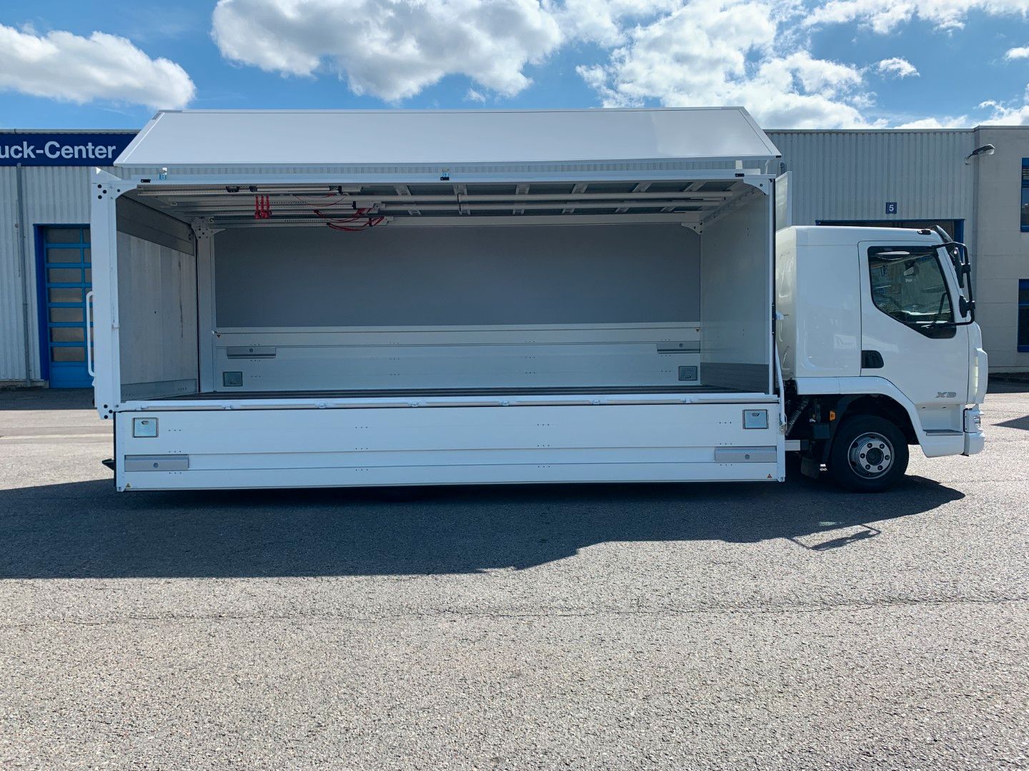 Fahrzeugabbildung DAF FA XB 260 12t Swing-Board-Aufbau