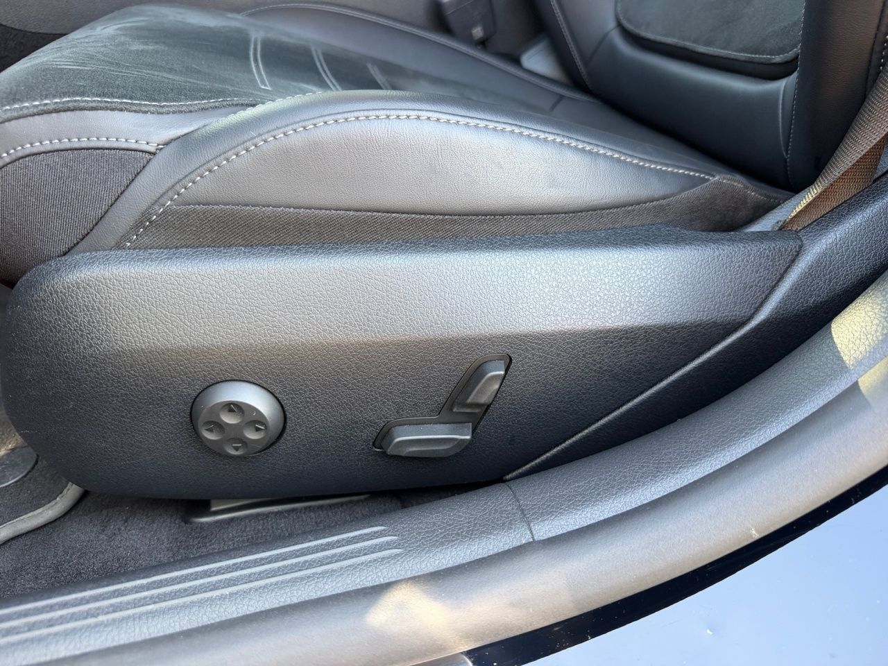 Fahrzeugabbildung Mercedes-Benz C 300 d T AMG+NIGHT+LED+CARPL+TOTWINK+KAMERA+